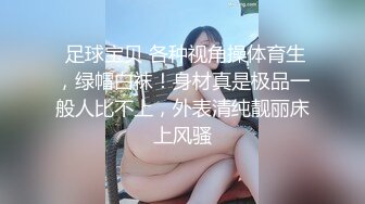 漂亮的金发黑丝拿个黄色的大硅胶使劲往B里插，还来回的搅，像疏通管道一样