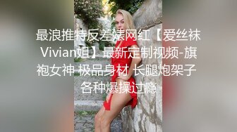 满身纹身的老哥自拍小妞跪着吃他的大鸡巴