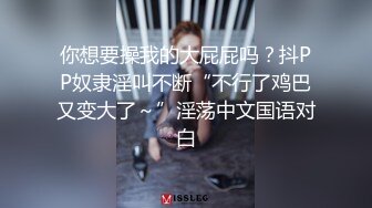 两个妹子脱光衣服练习完模特步就被眼镜小哥双飞