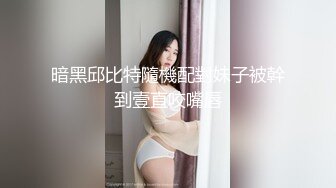 很火的家庭摄像头，美艳少妇和儿子睡觉，弟弟睡着哥哥看妈妈玩手机，要妈妈亲亲才肯睡，手有意无意放大腿逼逼里，6啊！