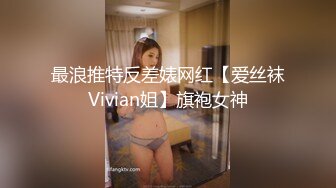 迷人的小艳色妖 先用手自抠小穴 舌头舔龟头后太爽忍不住 按在床上开始啪啪