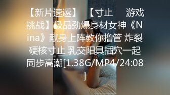 每当夜深人静~骚逼老婆~总喜欢翘高屁股来一炮~鸡巴操掉出来自己放手来拿艹进去抽插~浪叫呻吟！这臀是真美！