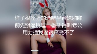 公园里玩累了后，回家换上黑丝足交