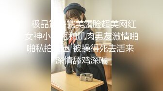 厕拍达人潜入国内某商场女士卫生间缝中连续TP多位妹子上厕所拍脸再拍下面美女方便完不走翻看自己的自拍