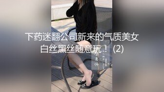 反差骚婊母狗人妻『小骚猪的调教之旅』日料店门外人来人往，谁能想到屋内有一个小骚猪在吃三个男人的鸡巴呢