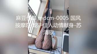 漂亮少妇 油亮蓝色连体情趣丝袜 奶子大鲍鱼肥 被无套输出 喷水不停