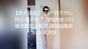   猥琐小哥迷翻漂亮的小女友找来朋友一起来玩3P