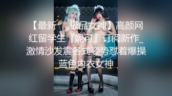 十一月最新流出大神潜入水上乐园更衣室移动偷拍泳客换衣服穿吊带泳衣的美女