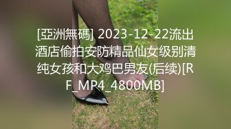 偷窥黑衣牛仔短裤美眉从公交车跟随她进厕所嘘嘘