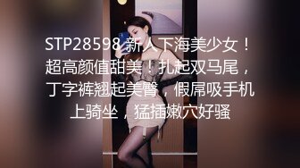 八字奶老熟女躺在床上自慰玩穴