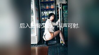 只穿着一件裹胸黑衣的性感大长腿美女 下体逼毛黑黝黝