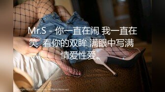 今晚嫂子竟然在客厅锻炼赶紧分享给兄弟们嫂子的瑜伽裤真骚