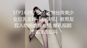 亚洲女孩与她的毛茸茸的猫擦公鸡，让他暨在内裤