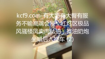 OF甜美可爱清纯风博主【绯红小猫】露脸私拍③，各种大号道具双洞疯狂紫薇，喜欢被捅到子宫的感觉，相当反差 (2)