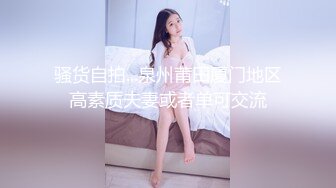 上班族小姐姐比较多的快餐店女厕，高清全景逼脸同框偸拍多位美眉方便，牛仔服美女蓝色内内湿了一块是什么情况 (3)