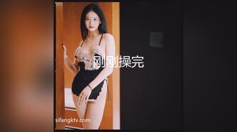 新来的眼镜妹跟好姐妹轮流展示，黑丝露脸制服，互动狼友撩骚不断，像个母狗一样听指挥，道具抽插呻吟不断