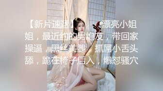 黑衣牛仔裤妹子调情69舔逼近距离拍摄开档黑丝后入猛操