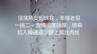 黑客破解家庭网络摄像头偷拍小哥下晚班回家和穿睡衣的媳妇在客厅的地板上来一炮