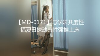 淫蕩人妻看著色情電影被兩男人同時肏着