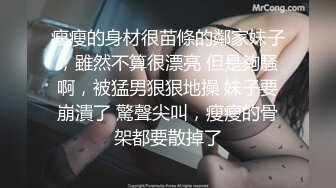  黑客破解家庭网络摄像头偷拍 两个巨乳少妇日常生活在客厅和老公啪啪