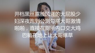 她尽可能地张开双腿，这样你就可以真正看到她将如何取悦她粉红色、湿漉漉的阴户。