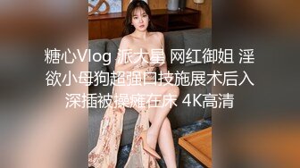 KTV偷拍漂亮的美女服务生 两腿夹的挺紧