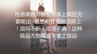 女主播为吸引粉丝,录制户外弹吉他唱歌MV，故意不穿内裤不经意间露出来给粉丝当福利