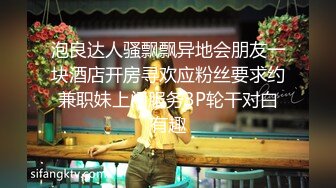  大奶熟女阿姨 跟老公打着电话被强上了 被小哥哥操的很舒坦