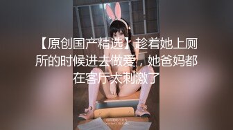 【新片速遞】【女技师在按摩旁边小哥上来要操逼】给客人带上眼罩，旁边摸摸搞搞，掏出大屌吸吮，S型身材翘起美臀，后入爆操大声啪啪