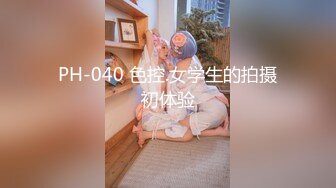 带孩子在秋千玩耍的短发妈妈憋不住了解大便