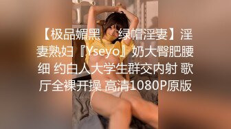 -黑丝爆乳骚妈勾引儿子在高铁卫生间里草逼