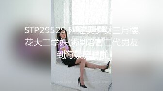 01女友露背性感黄裙子，超级诱惑，喜欢被抱着操