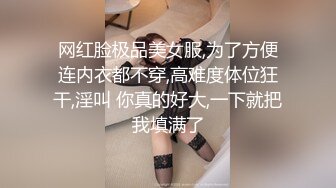 性感内衣的热红发女孩骑着公鸡和甜蜜的呻吟