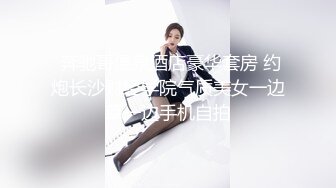 镜子前欣赏老婆