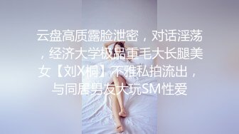 眼镜妹子吃着黑鸡打着电话 你先给您妈看一下 认为不错 好的 我先给我妈看一下 貌似也是留学生聊着结婚的事