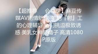 万达广场大神极限抄底，极品气质美少妇性感内内勒得好紧，年轻漂亮JK裙小姐姐内裤湿了 (1)