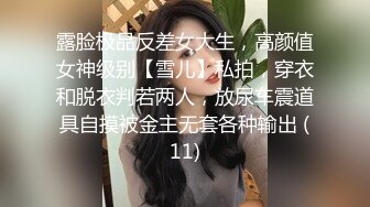 颜值不错清秀小姐姐穿着白衣牛仔裤，坐沙发上揉捏她