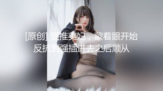 两个高颜值萌妹子双飞啪啪连体网袜抬腿侧入搞完再留一个妹子继续操