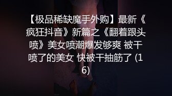 潜入网吧女厕偷拍附近的美女大学生，没想到鲍鱼那么黑