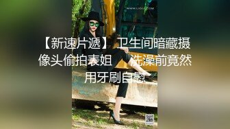  小骚逼露脸洗干净了伺候小哥哥诱惑狼友，舔鸡巴的样子好骚吸蛋蛋，深喉抽插