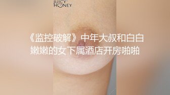 全网独家乐橙酒店私享台偷拍 文艺青年撸管等眼镜女友来啪啪妹子好奇的研究男友的放在桌子上的飞机杯