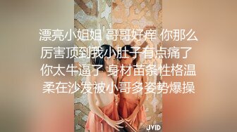 商场女厕偷拍一个白白嫩嫩的小美女