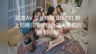 【新片速遞】商场女厕连拍两位漂亮的小美女，好担心白衣妹把黑木耳扯下来