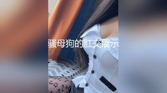  操蜜桃臀极品小女友，黑白丝袜美腿，扭腰摆臀想被操，后入一顿猛怼