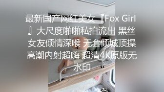 小夫妻很另类，卫生间马桶n上开干，瘦瘦小哥哥后入操大眼美少妇