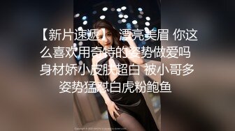 《极品CP??魔手外购》正版2K近景热闹商场女厕刁钻位置偸拍超多小姐姐方便，能看脸又能看私处，浓浓分泌物挂逼上不掉