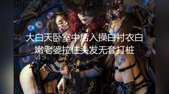 反差女神「Adeless2」隔壁的肥臀人妻總是被老公餵不飽，她說每次都想被兩個男人的雞巴插進去