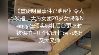   小骚逼露脸洗干净了伺候小哥哥诱惑狼友，舔鸡巴的样子好骚吸蛋蛋，深喉抽插